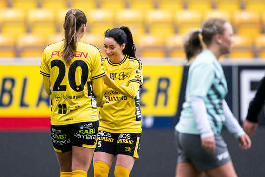 Elfsborgs Izabella Bergström jublar med Stina Jensen