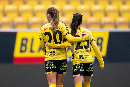 Elfsborgs Stina Jensen och Izabella Bergström jublar