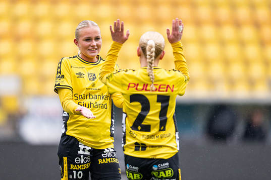 Elfsborgs Tea Skoglund (rygg mot kameran) jublar med