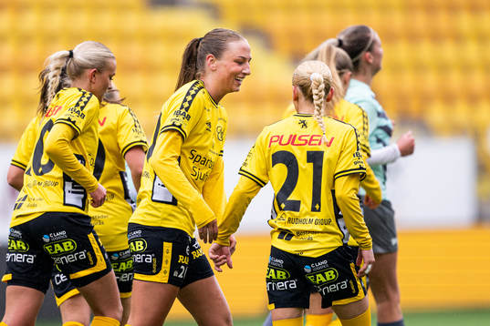 Elfsborgs Tea Skoglund (rygg mot kameran) jublar med Stina
