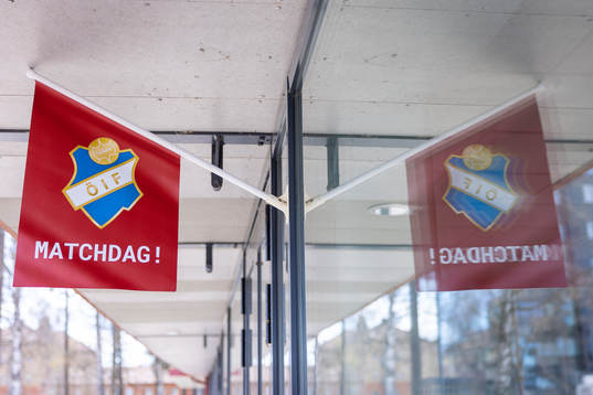 Flagga för matchdag före fotbollsmatchen i Superettan