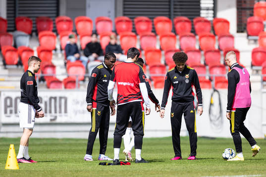 Östersunds spelare värmer upp