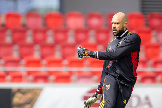 Östersunds målvakt Aly Keita värmningen före