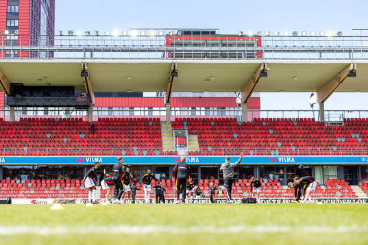 Östersunds spelar värmer upp före fotbollsmatchen i