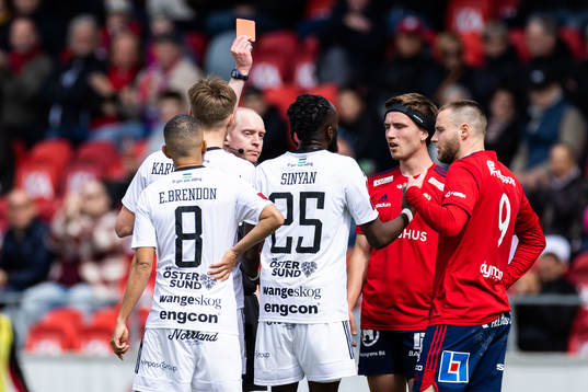 Östersunds Mansour Sinyan tilldelas rött kort av Domare