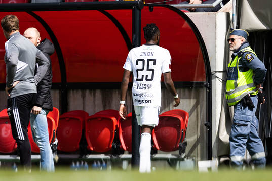 Östersunds Mansour Sinyan deppar och lämnar planen