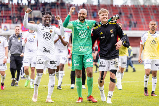 Östersunds Sam Mensiro, målvakt Aly Keita och Sebastian