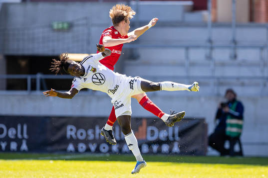 Östersunds Yannick Adjoumani och Östers Adam Herdonsson