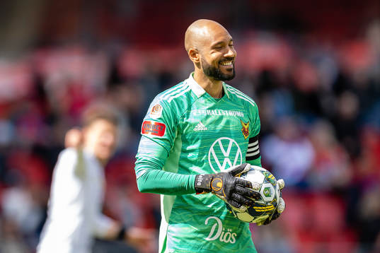 Östersunds målvakt Aly Keita skrattar