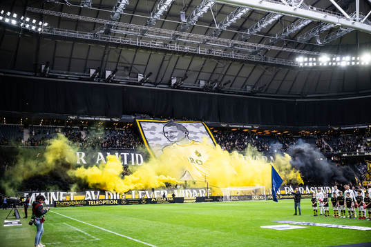 AIKs supportrar med tifo som hyllar Ivan Turina
