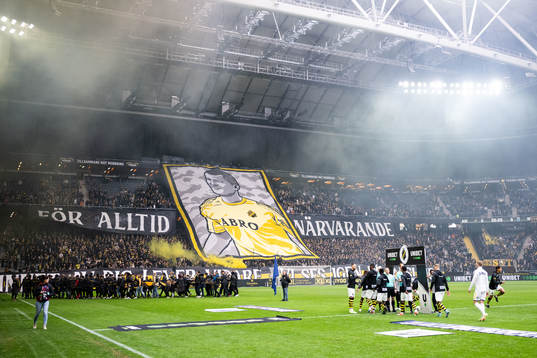 AIKs supportrar med tifo som hyllar Ivan Turina