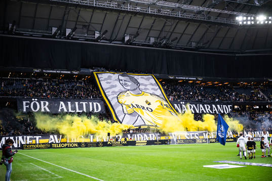AIKs supportrar med tifo som hyllar Ivan Turina