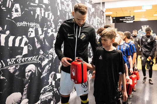 AIKs Alexander Milosevic får en hjärtstartare av en
