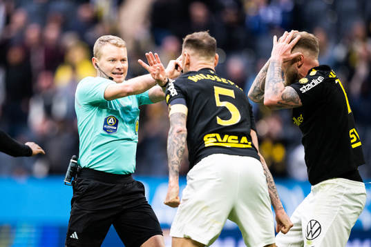 AIKs Alexander Milosevic och John Guidetti reagerar på