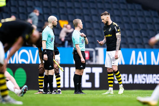 AIKs Alexander Milosevic i diskussion med Domare Fredrik