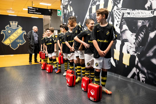 Matchens knattar står med hjärtstartare