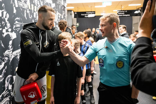 AIKs Alexander Milosevic och Domare Fredrik Klitte