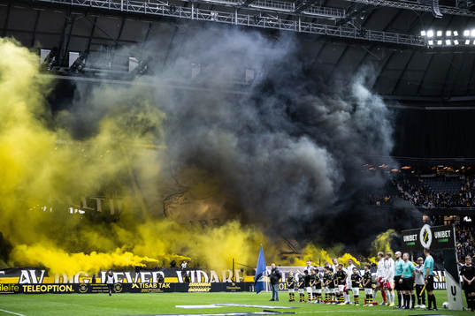 AIKs supportrar med ett tifo