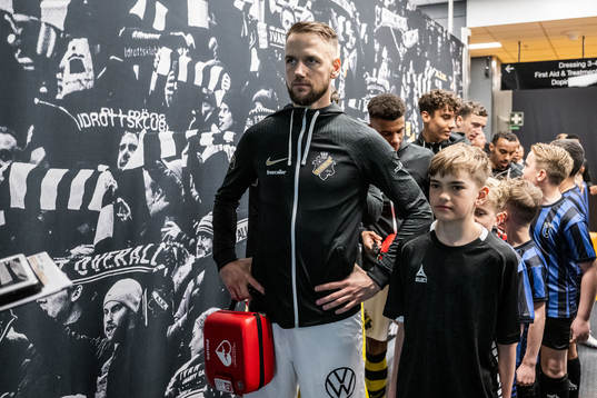 AIKs Alexander Milosevic håller i en hjärtstartare