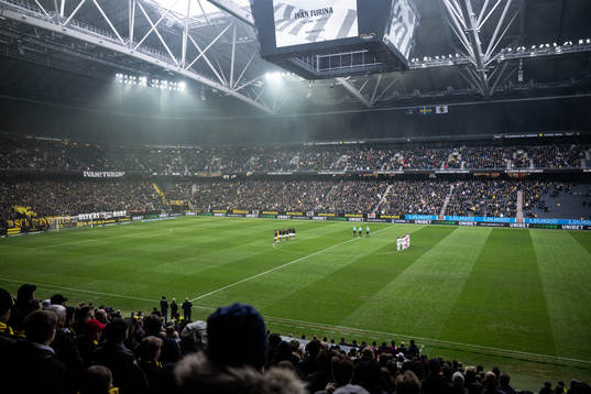 Vy från läktaren när AIKs och Sirius spelare står