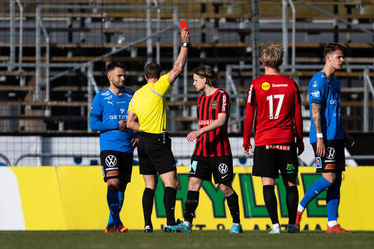 Halmstads Gabriel Wallentin tilldelas rött kort av Domare