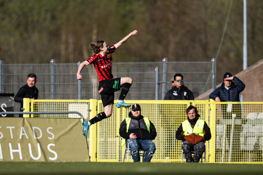 Brommapojkarnas Oscar Pettersson jublar