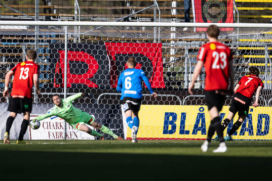 Brommapojkarnas Oscar Pettersson gör 0-1 bakom Halmstads
