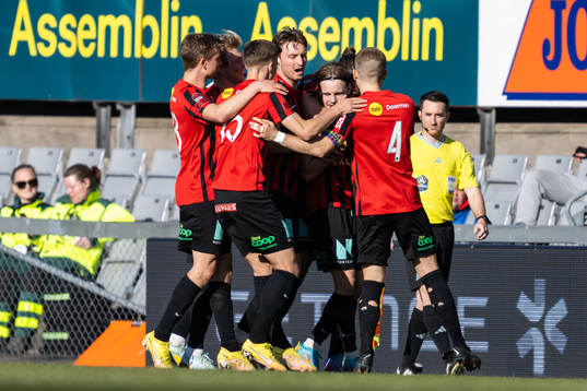 Brommapojkarnas Oscar Pettersson jublar med lagkamrater