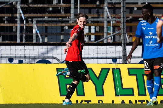 Brommapojkarnas Oscar Pettersson jublar