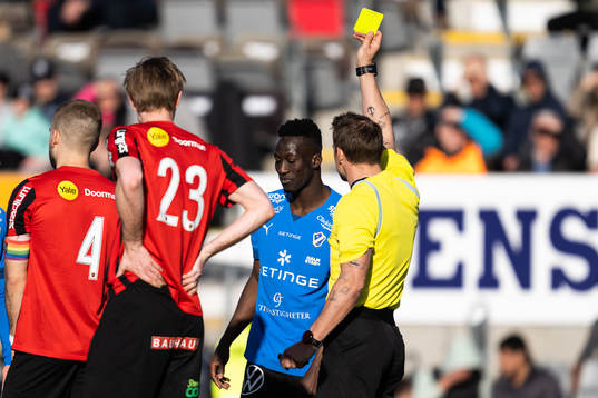 Halmstads Naeem Mohammed tilldelas gult kort av Domare