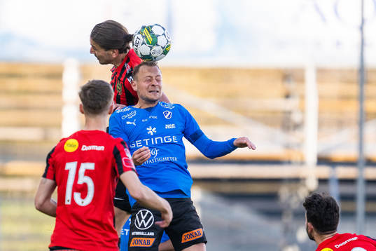 Brommapojkarnas Nikola Vasic och Halmstads Joel Allansson