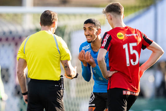 Halmstads Amir Al-Ammari reagerar på domslut av Domare