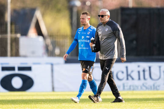 Halmstads Joel Allansson lämnar planen
