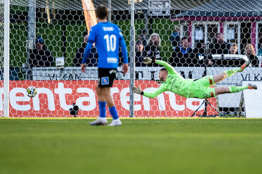 Brommapojkarnas Kevin Ackermann (ej i bild) gör 0-2 bakom