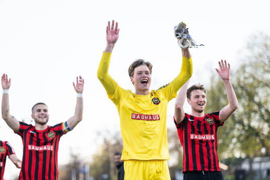 Brommapojkarnas målvakt Filip Sidklev jublar