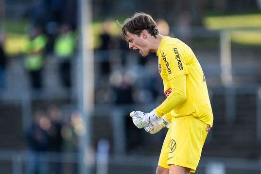 Brommapojkarnas målvakt Filip Sidklev jublar