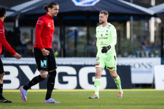 Halmstads målvakt Malkolm Nilsson Säfqvist deppar