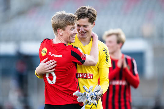 Brommapojkarnas Gustav Sandberg Magnusson och målvakt