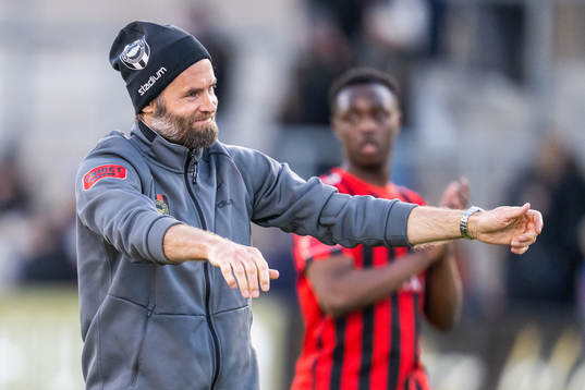 Brommapojkarnas tränare Olof Mellberg jublar