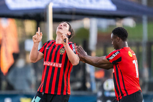 Brommapojkarnas Kevin Ackermann har gjort 0-2 och jublar