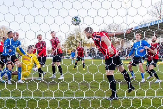 Brommapojkarnas Amadeus Sögaard nickar undan en boll