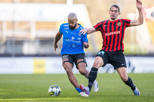 Halmstads Phil Ofosu-Ayeh och Brommapojkarnas Nikola Vasic
