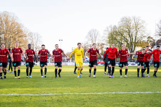 Brommapojkarnas spelare jublar och tackar supportrarna