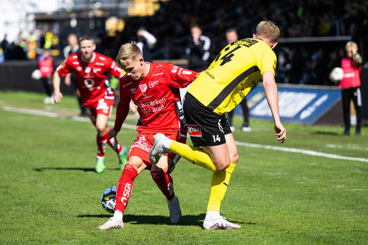 Elfsborgs Jacob Ondrejka och Mjällbys Herman Johansson