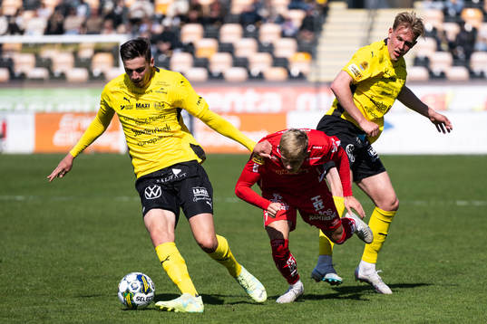 Mjällbys Noah Eile och Herman Johansson mot Elfsborgs