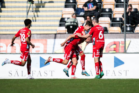 Elfsborgs Gustaf Lagerbielke jublar med lagkamrater