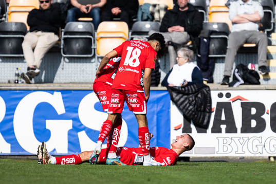 Elfsborgs Gustaf Lagerbielke jublar med Ahmed Qasem och