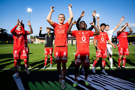 Elfsborgs Gustaf Lagerbielke jublar med lagkamrater