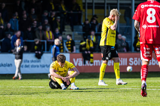 Mjällbys Colin Rösler och Herman Johansson deppar