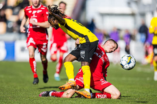 Elfsborgs Sebastian Holmen och Mjällbys Mamudu Moro